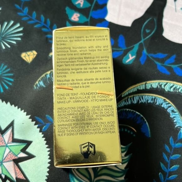 YSL Teint Eclat de Soie Radiance Smoothing Foundation SPF 8 Color 5 - Picture 3 of 7